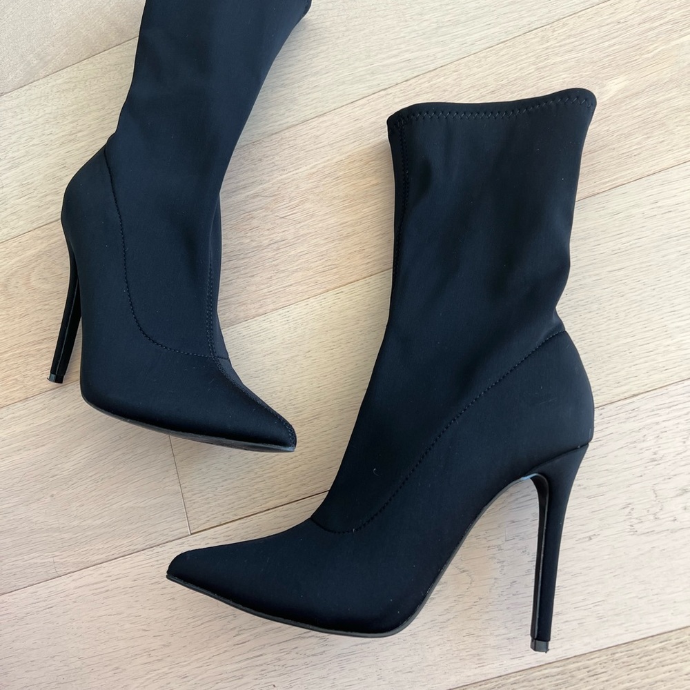 BN HEELED BOOTS size 8